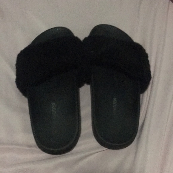black fuzzy slides(Steve Madden) - Picture 2 of 5
